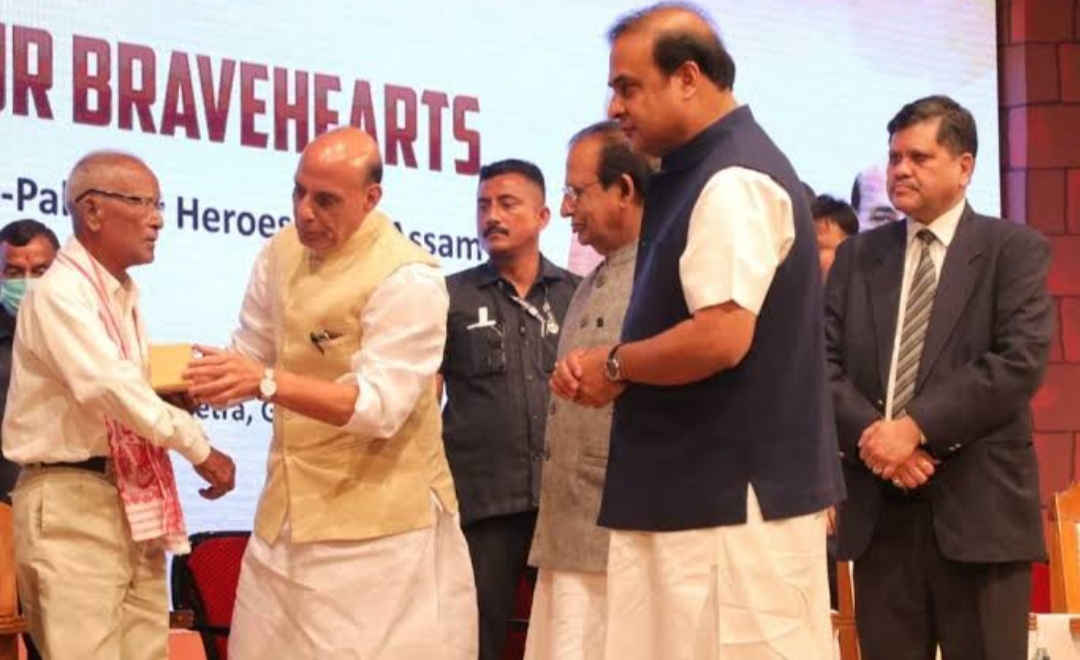 Raksha Mantri felicitates 1971 war veterans in Assam; Terms the ex ...