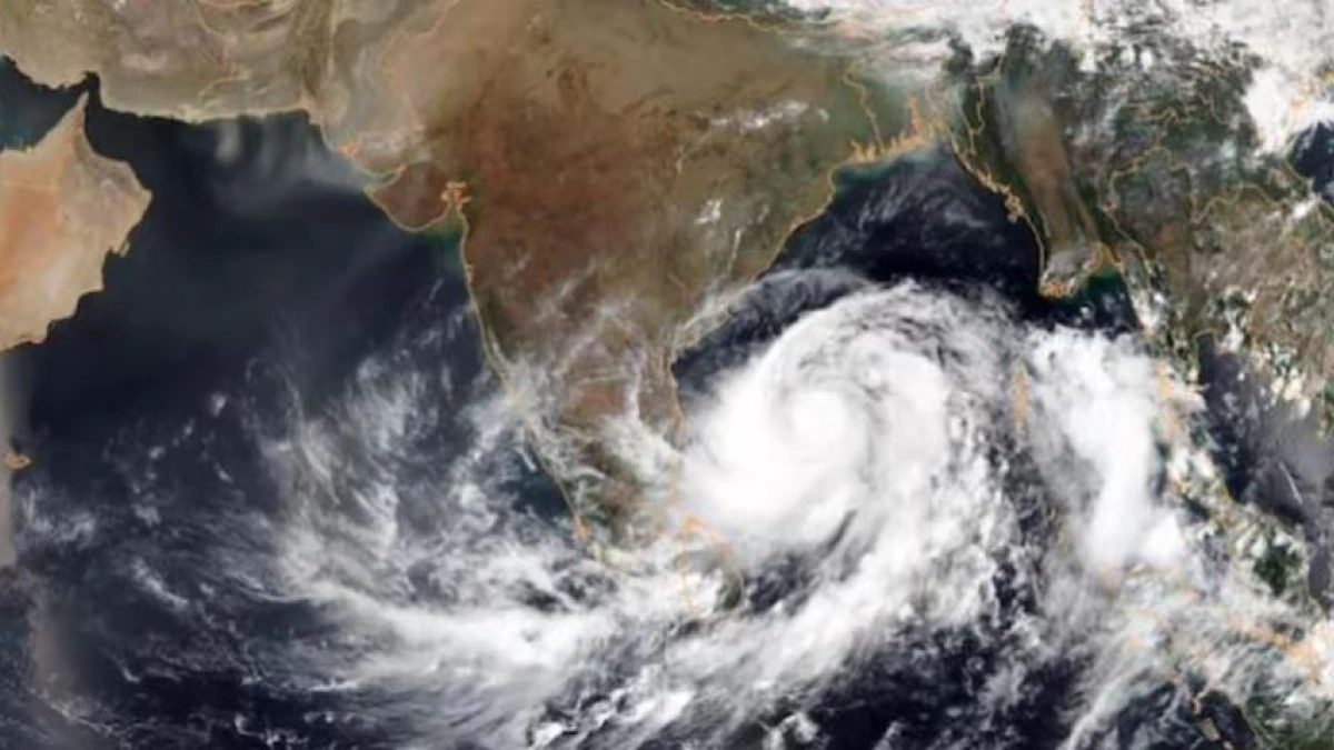 Cyclone Arnab advances towards Andhra coast with landfall expected tomorrow; Odisha braces for heavy rainfall & strong winds in several southern districts