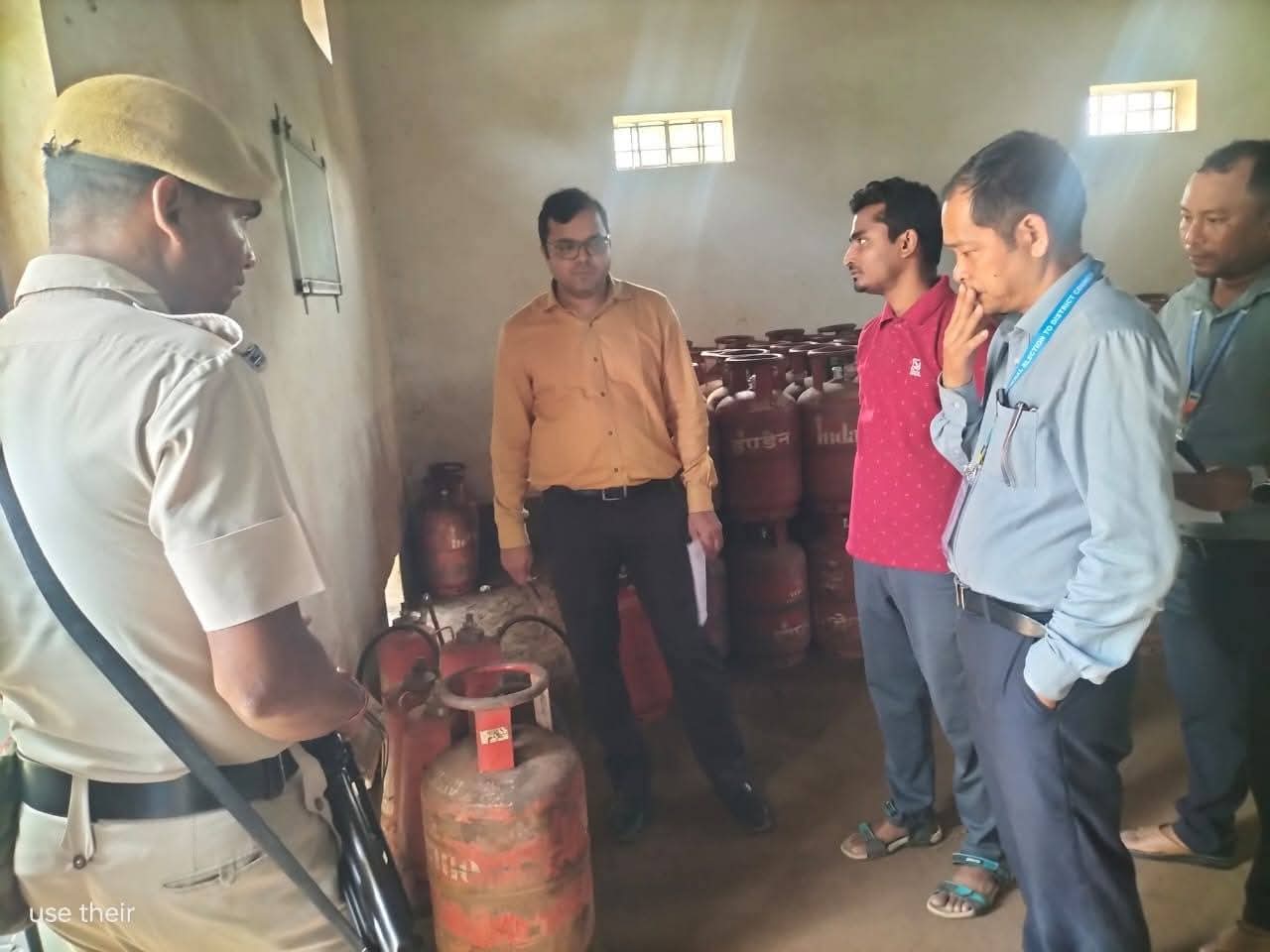 DM visited Hezamara LPG (Gas) Agency to review the availability and distribution of LPG cylinders, consumer services