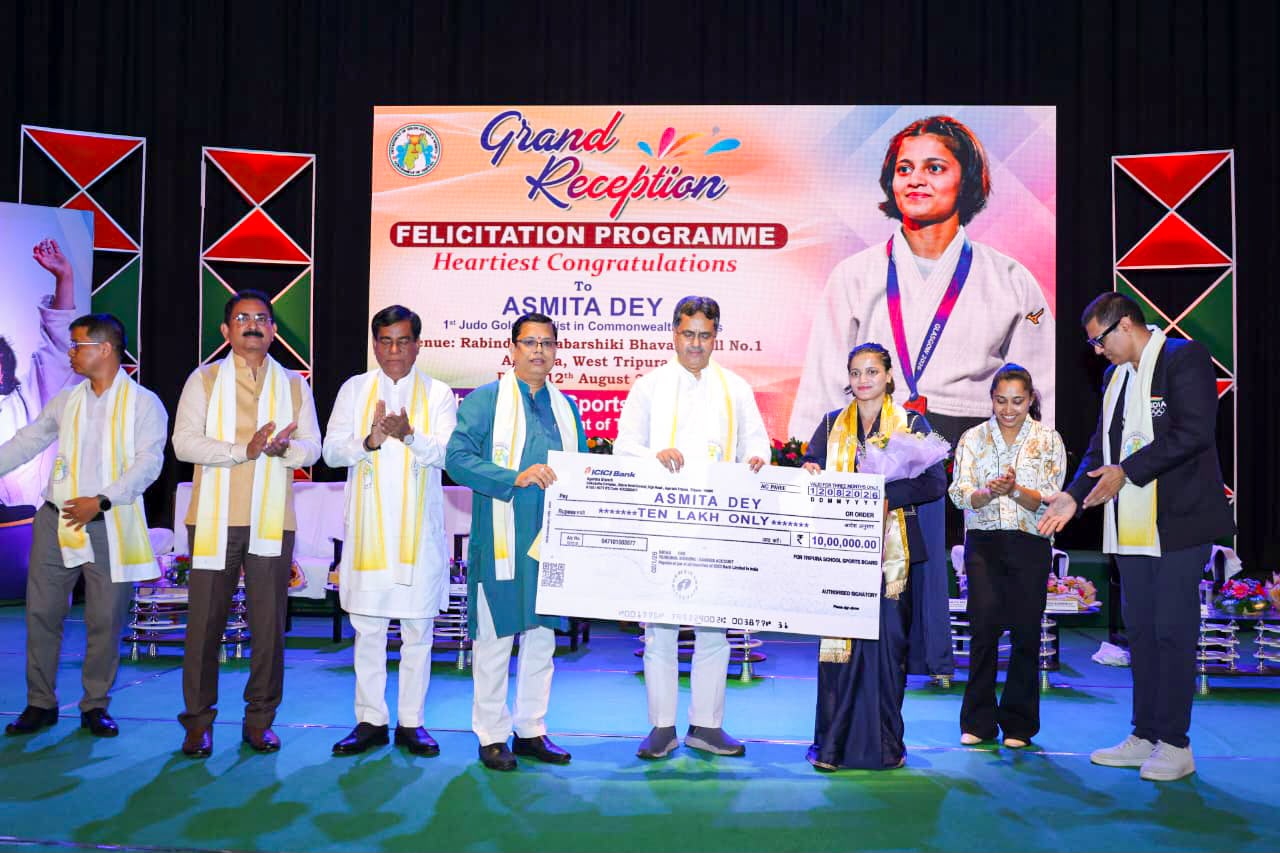 CM handed over a cheque of Rs 10 lakh to Asmita Dey; At the same time, a land allotment document was handed over to her family by the state govt