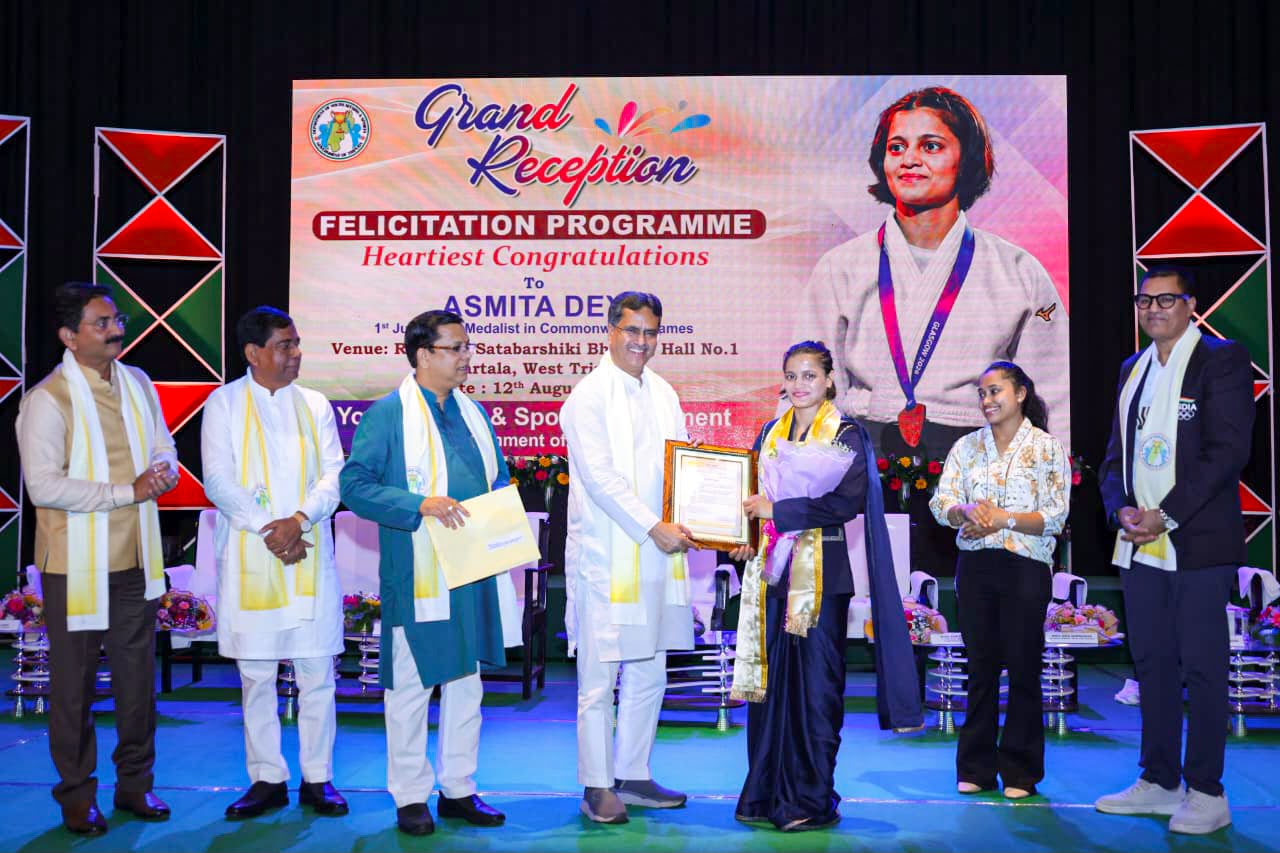 CM felicitates Commonwealth Games Gold medalist Asmita Dey