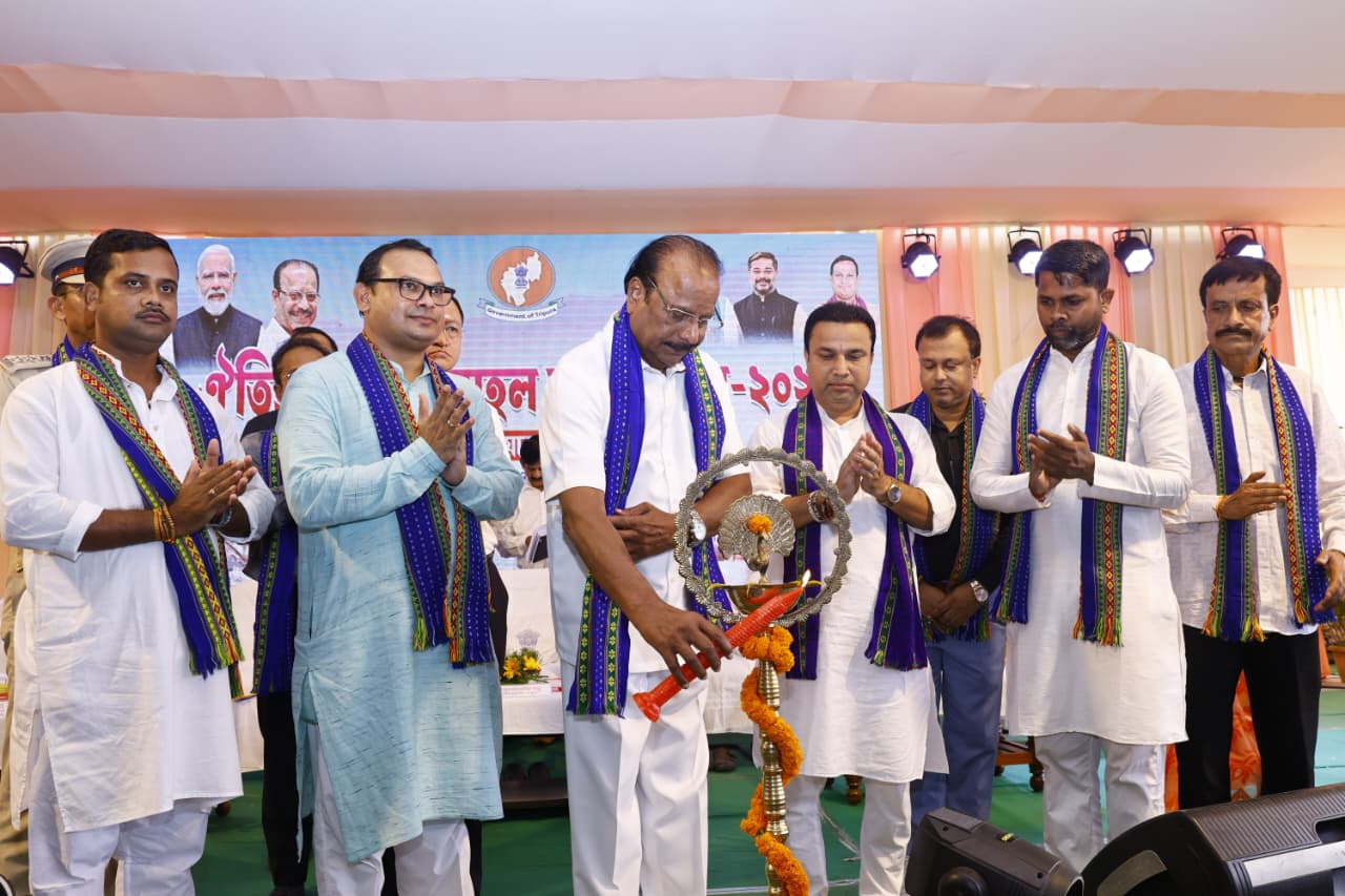 Governor inaugurates three-day Neermahal Water Festival